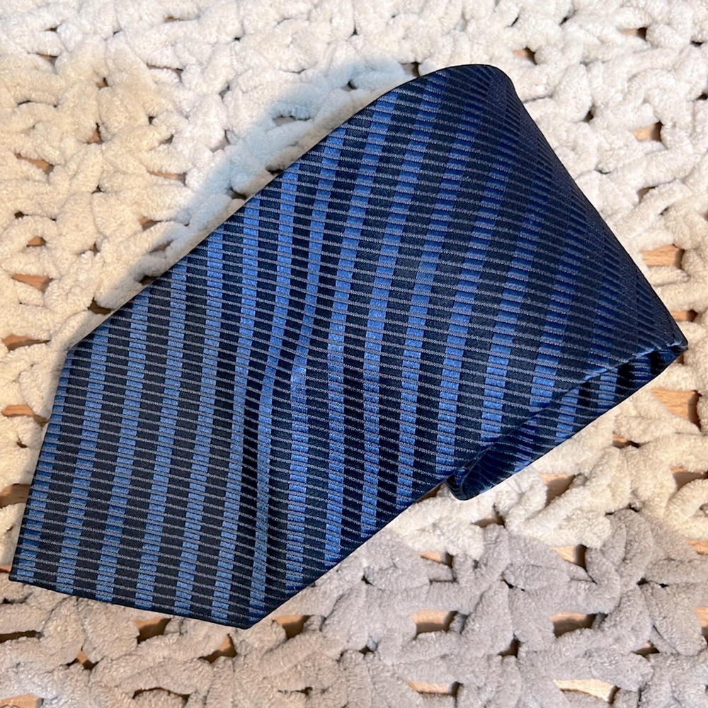 NWOT Calvin Klein Men’s blue silk tie - Picture 2 of 9